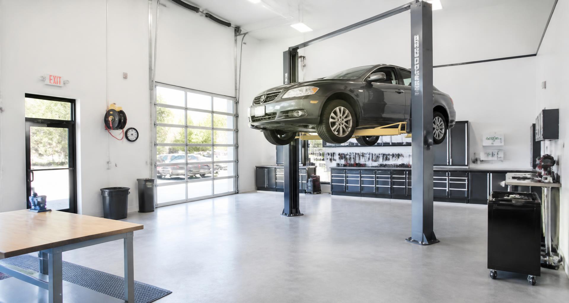 Professionelle Kfz-Werkstatt mit Hebebühne